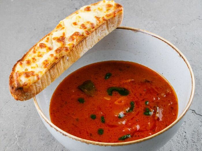 Томатный суп с соусом песто