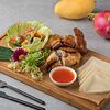 Фото к позиции меню Цыпленок по-пекински с блинчиками, экзотическим салатом и остро-кислым соусом