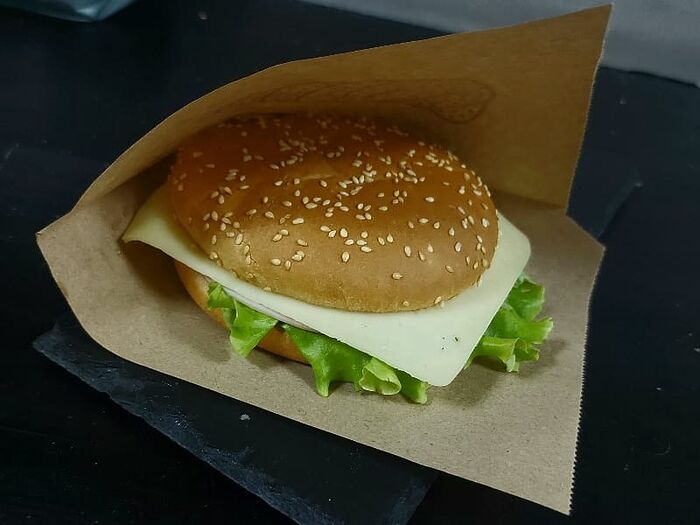 Сэндвич с ветчиной, сыром и зеленью
