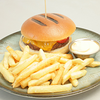 Фото к позиции меню Бургер с говядиной картофелем фри и соусом