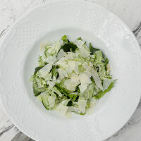 Зеленый салат с гуакамоле и пармезаном