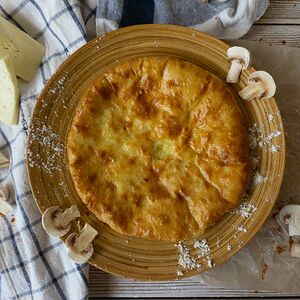 Пирог с сыром сулугуни и шампиньонами