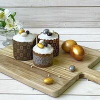 Кулич маленький с декором из шоколадно-ореховых яиц