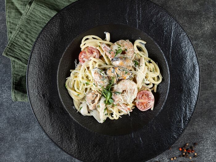 Спагетти с морепродуктами под сыром горгондзола