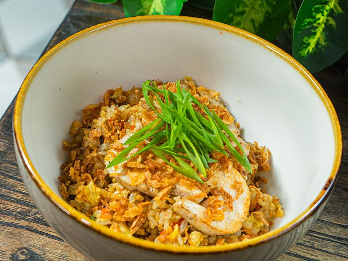 Жареный рис с курицей, овощами и азиатским соусом