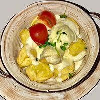 Куриные пельмени, запеченные с сырным соусом