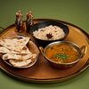 Фото к позиции меню Классический индийский суп Самбар с лепешкой наан