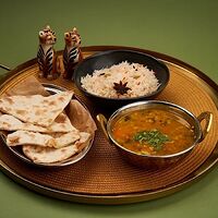 Классический индийский суп Самбар с лепешкой наан 