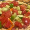 Фото к позиции меню Пица с колбасой и с летним салатом салатом