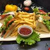 Фото к позиции меню Закуска №279 Сэндвич Цезарь с картофелем фри и соусом на выбор