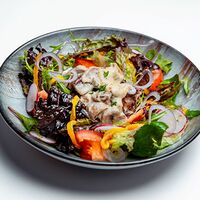 Зеленый салат с печенью индейки и грибами