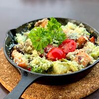 Сковородочка с лососем и овощами