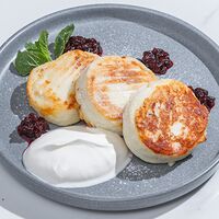 Сырники с брусничным соусом