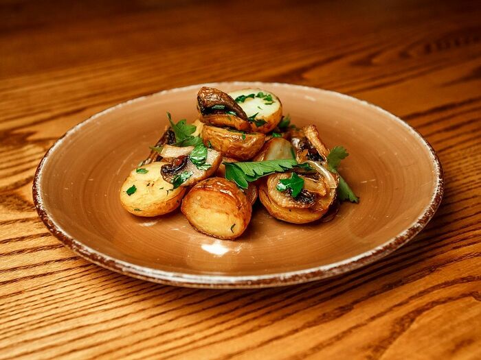 Картофель бейби с луком, зеленью и жареными грибами