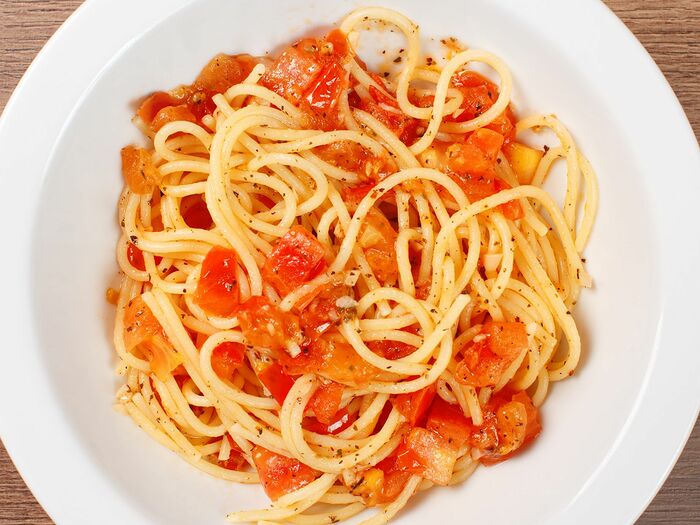 Спагетти с соусом из свежих помидор и базилика
