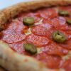 Фото к позиции меню Пицца пепперони с сыром рикотта внутри бортика