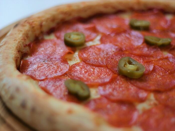 Пицца пепперони с сыром рикотта внутри бортика