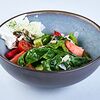Фото к позиции меню Легкий салат из клубники и томатов черри с мягким сыром