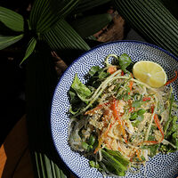 Острый тайский салат со стеклянной лапшой и креветками