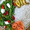 Фото к позиции меню Салат с лососем и карамелизированным авокадо