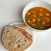 Фото к позиции меню Чечевичный суп с колбасками и чиабатта