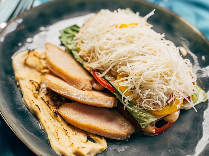 Сэндвич-салат из свежих овощей с сырной заправкой на хумусе с нежным куриным филе