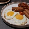 Фото к позиции меню Яичница из двух фермерский яиц с сосисками