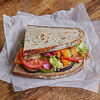 Фото к позиции меню Сэндвич с хумусом, халуми и овощами