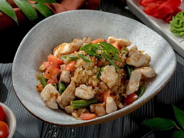 Рис по-азиатски с курицей и овощами