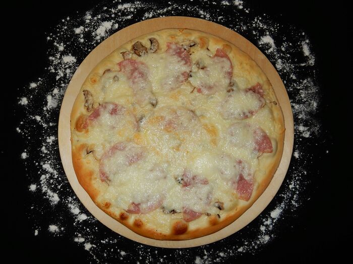Пицца с ветчиной и грибами томатная основа