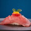 Фото к позиции меню Суши №11 с тунцом yellowfin, свежей клубникой и соусом из манго