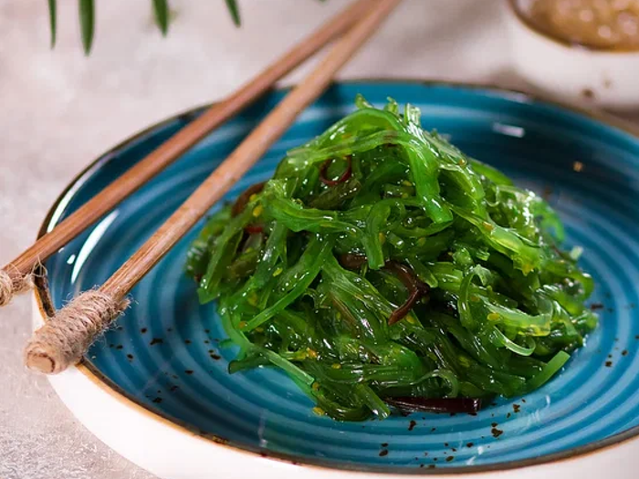 Салат из морских водорослей. Морской салат водоросль. Японский салат из морских водорослей. Морские водоросли в соусе.