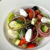 Фото к позиции меню Греческий салат с сырным кремом