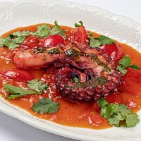 Осьминог гриль с томатно-перечной сальсой