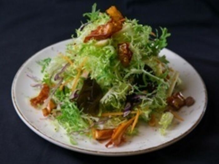 Салат из свежих овощей с арахисом и грибами