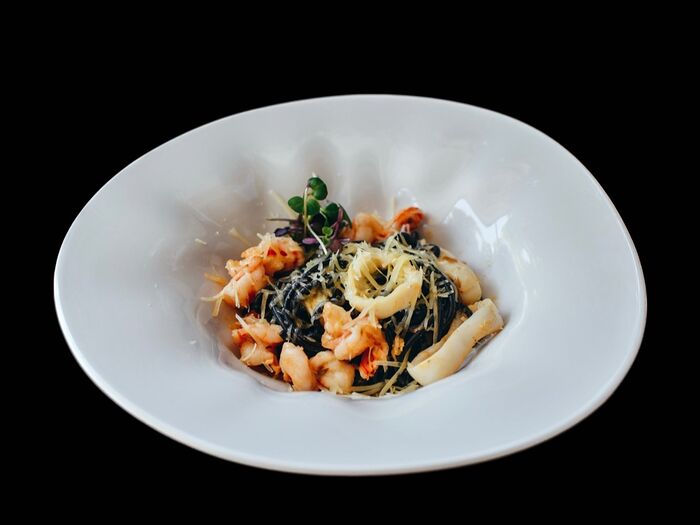 Спагетти Нери с креветками, каперсами и кальмаром