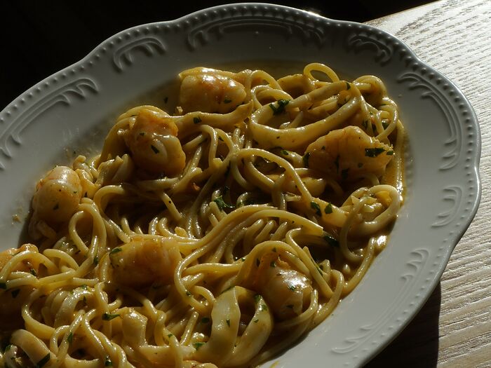 Спагетти, креветки, кальмар, соус биск
