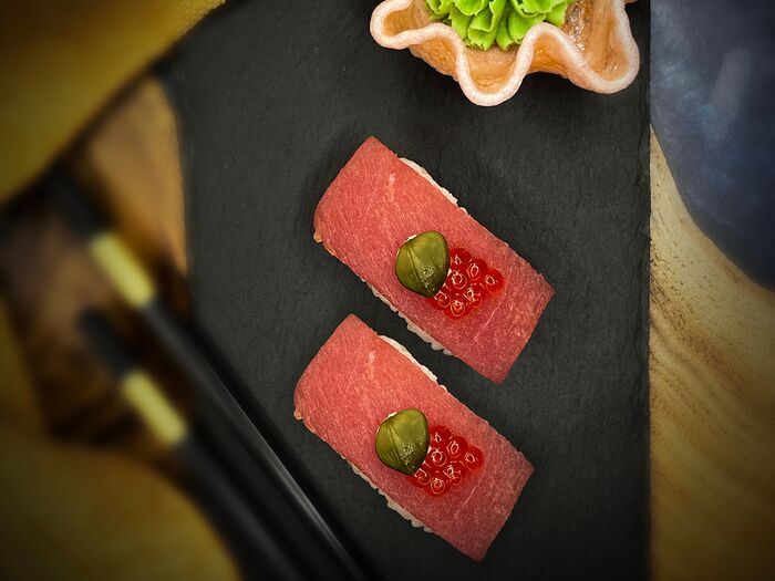 Две суши с тунцом
