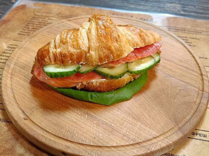 Круассан-сэндвич с красной рыбой и твороженным сыром