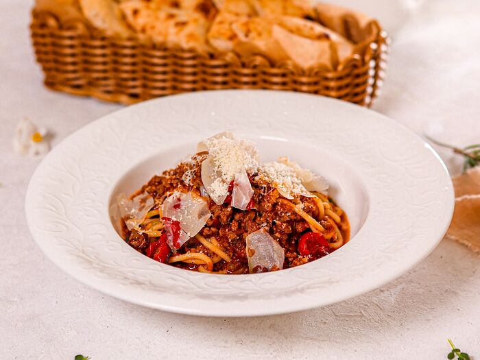 Спагетти Болоньезе с вялеными томатами