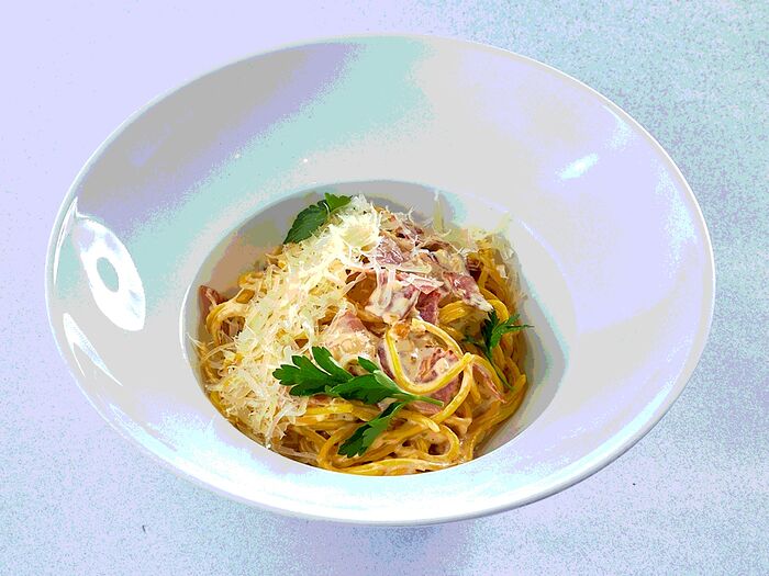 Спагетти с пармской ветчиной, сливками, белым вином и пармезаном