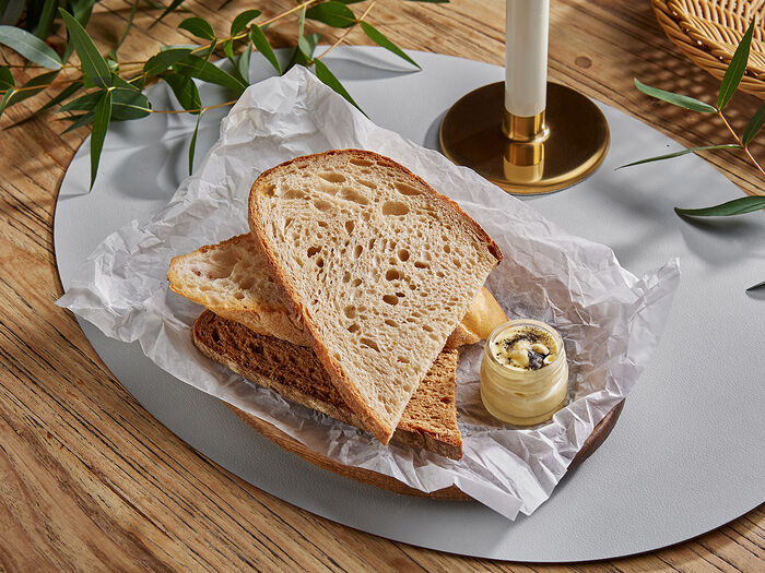 Хлебная корзина со сливочным маслом
