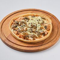 Пицца с курицей, сыром и грибами