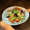 Фото к позиции меню С лососем, листьями салата и ореховым соусом