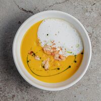 Тыквенный суп с кокосом и креветками
