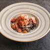 Фото к позиции меню Черные спагетти с лососем и креветками в сливочно-томатном соусе