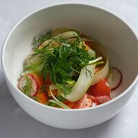 Лёгкий овощной салат с ароматным маслом и чёрной солью