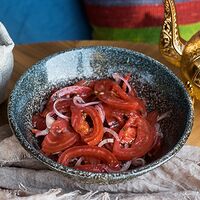 Салат с томатами и красным луком