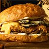 Фото к позиции меню Крафт бургер с хрустящей индейкой, грибами и дорблю