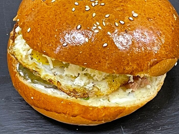 Сэндвич ветчина с яйцом